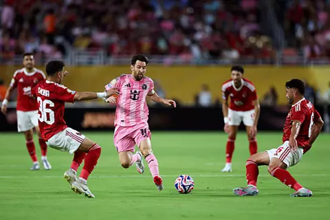 "نطحة" ياسر وميسي وإمام الضحية الأولى.. كيف علقت صحف العالم على تعادل الأهلي وإنتر ميامي؟